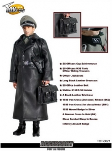 Униформа офицера в кожаном плаще с портфелем